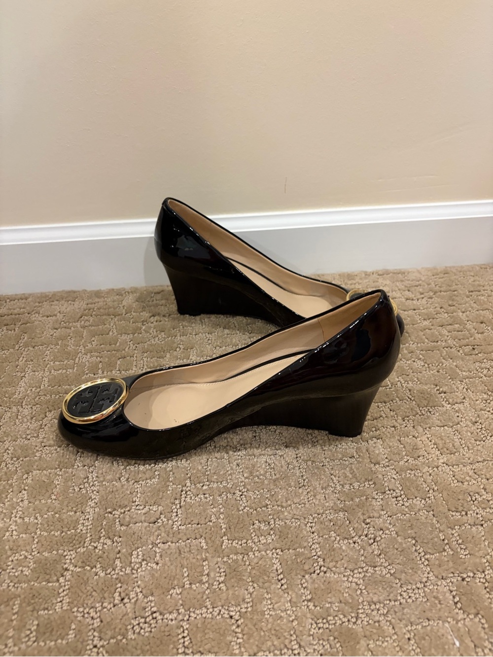 Tory Burch Black Wedge Pumps with Logo Medallion Size 9 - Picture 4 of 5